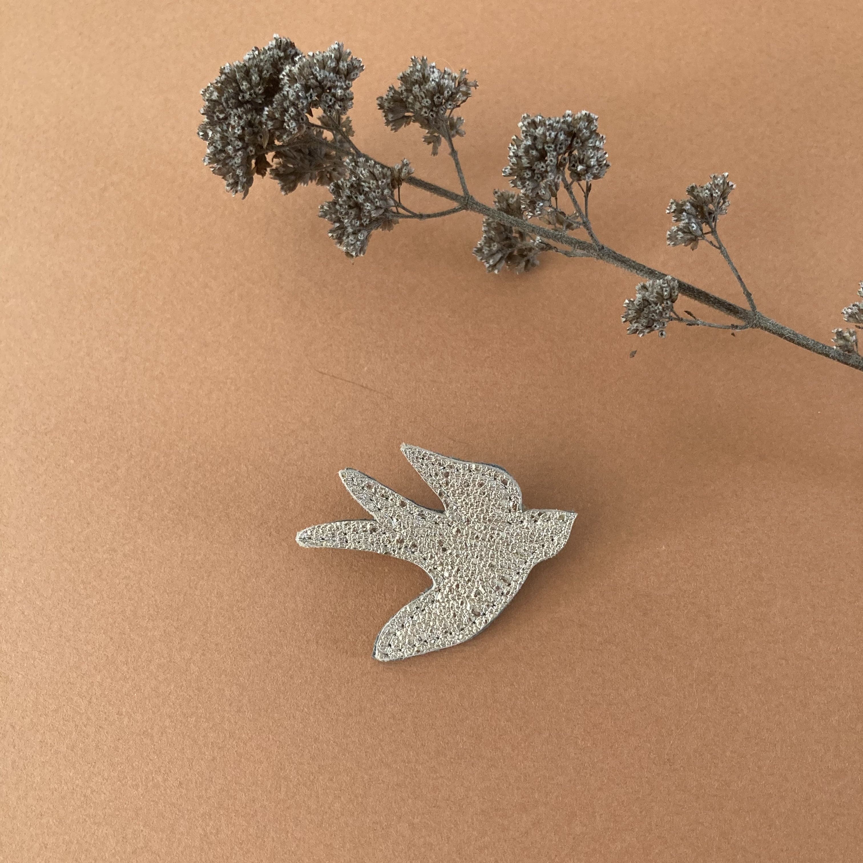 Broche hirondelle 0526c096-1fc4-49fa-bc9a-d025d93a3875